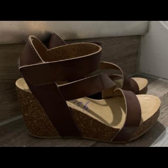 Woman’s size 8 blowfish wedges - Picture 3 of 4